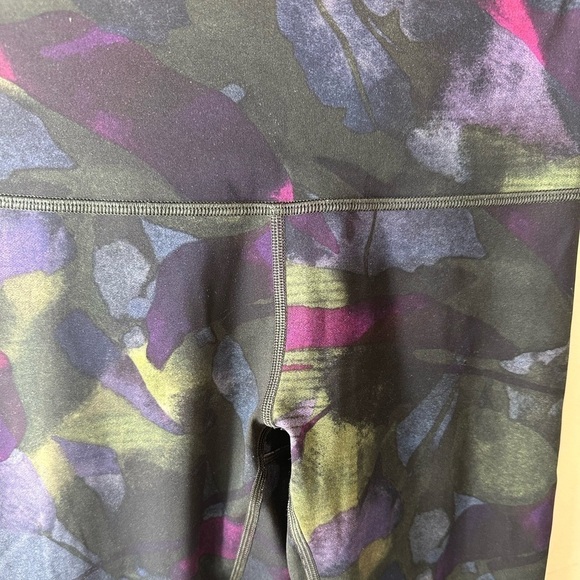 Lululemon Wunder Under Hi-Rise Tight (Full-On Luxtreme 28") size 6 - Picture 5 of 8